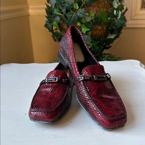 Stuart Weitzman Ruby Red Serpentine Slip On Oxfords Loafers Size 8.5 M - Picture 1 of 11